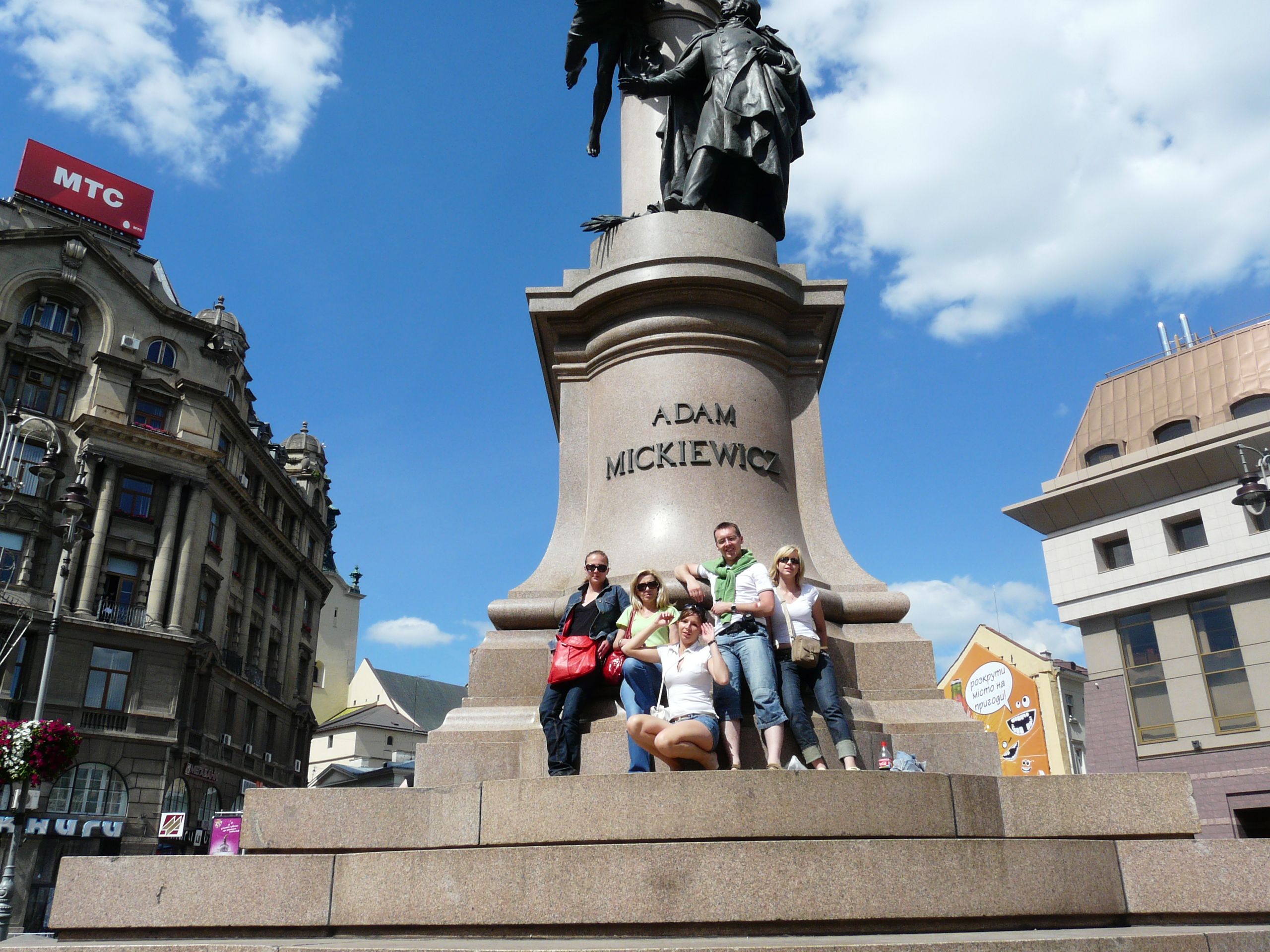 LWÓW, panorama miasta, kobieta z kapeluszem, hero event