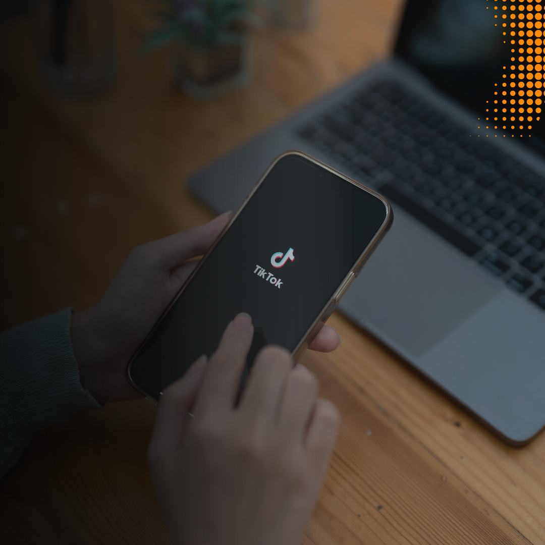 Biznes, planowanie marketingu, kampania medialna, osoba pracująca w marketingu